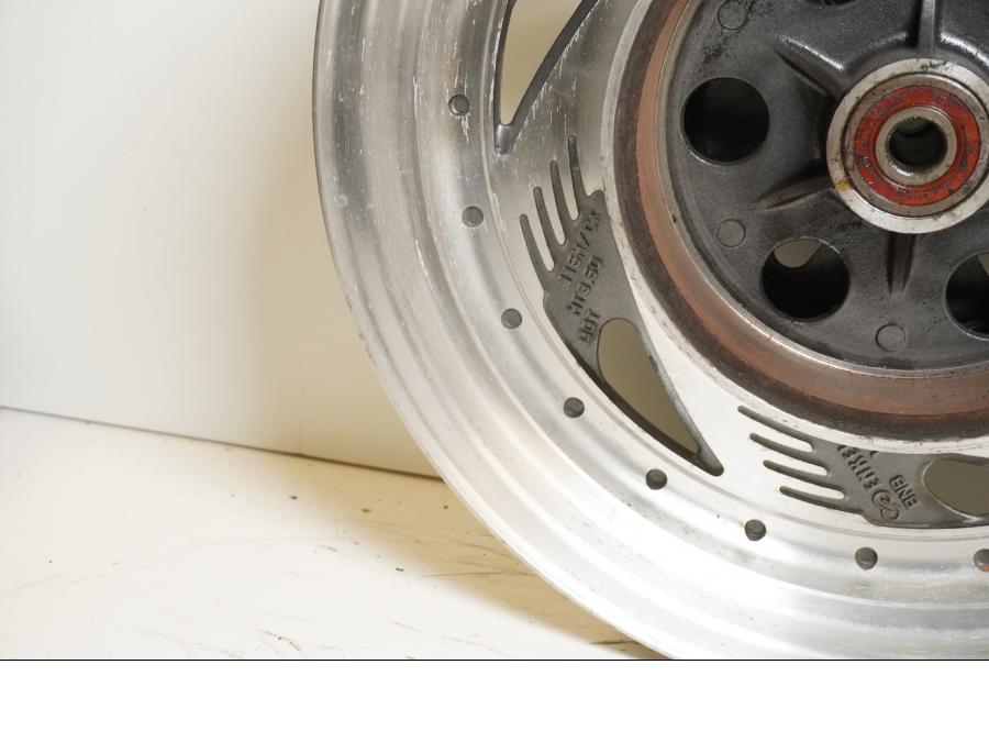 Snett nerifrån på Fälg från en Suzuki VZ 800 -1997 motorcykel.