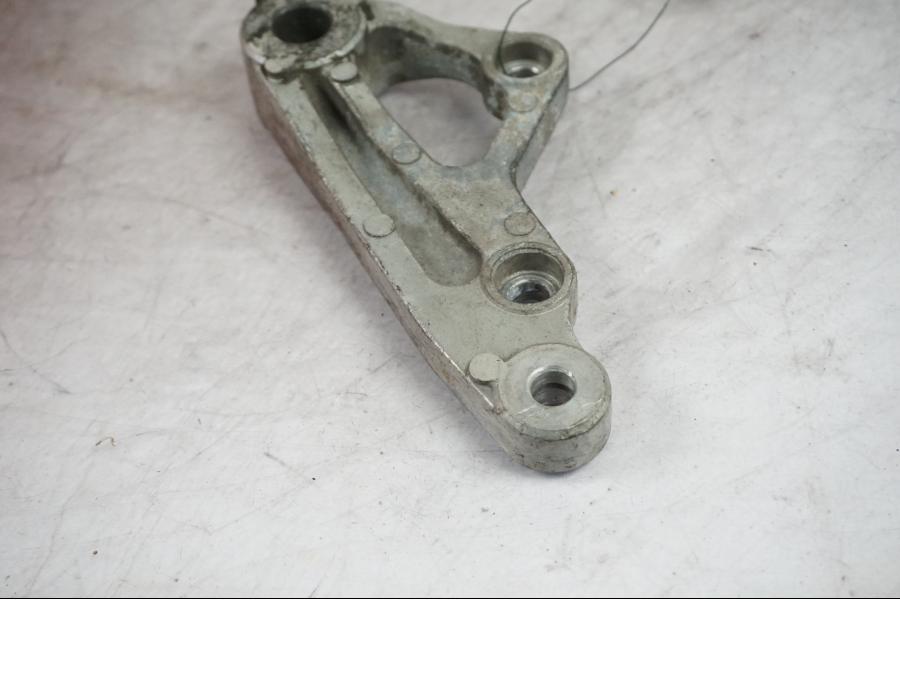 Höger sida på Bromsoksfäste från en Kawasaki ZZR 600 -1991 motorcykel.