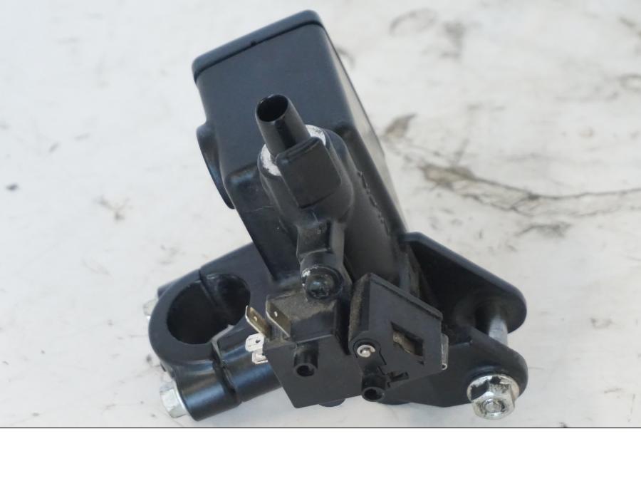 Snett uppifrån på Bromshuvudcylinder från en Honda SH 300 A -2011 scooter.