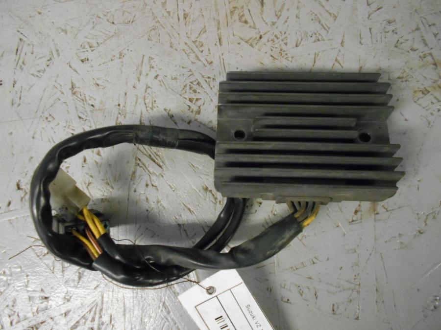 Framsidan på Likriktare från en Suzuki VZ 1600 -2004 motorcykel.