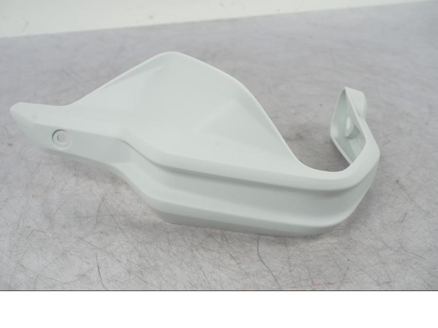 Snett nerifrån på Handskydd från en BMW R 1250 GSA -2022 motorcykel.