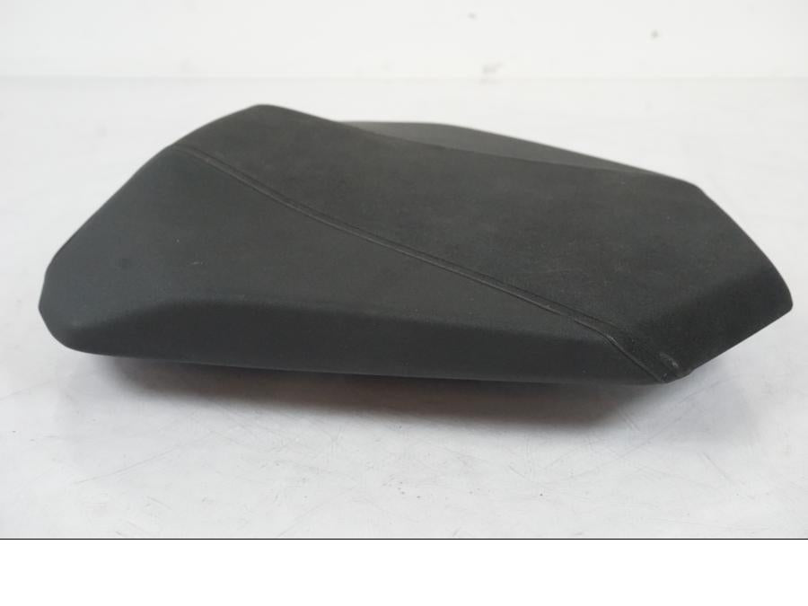 Snett uppifrån på Sadel från en KTM 1290 Super Duke R EVO -2023 motorcykel.