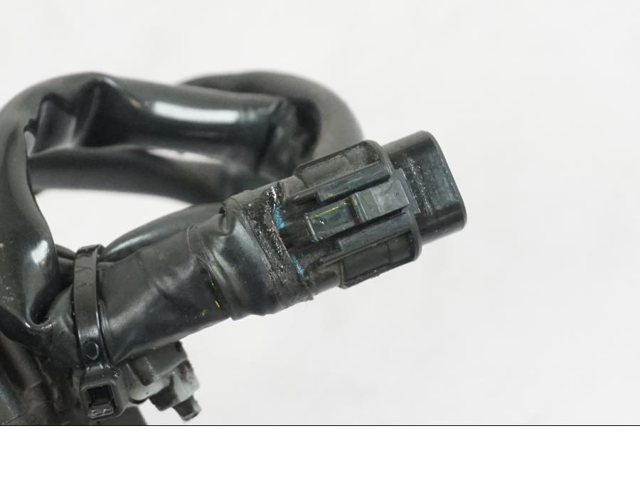 Baksidan på Sidostödsbrytare från en Kawasaki Z 900 -2019 motorcykel.