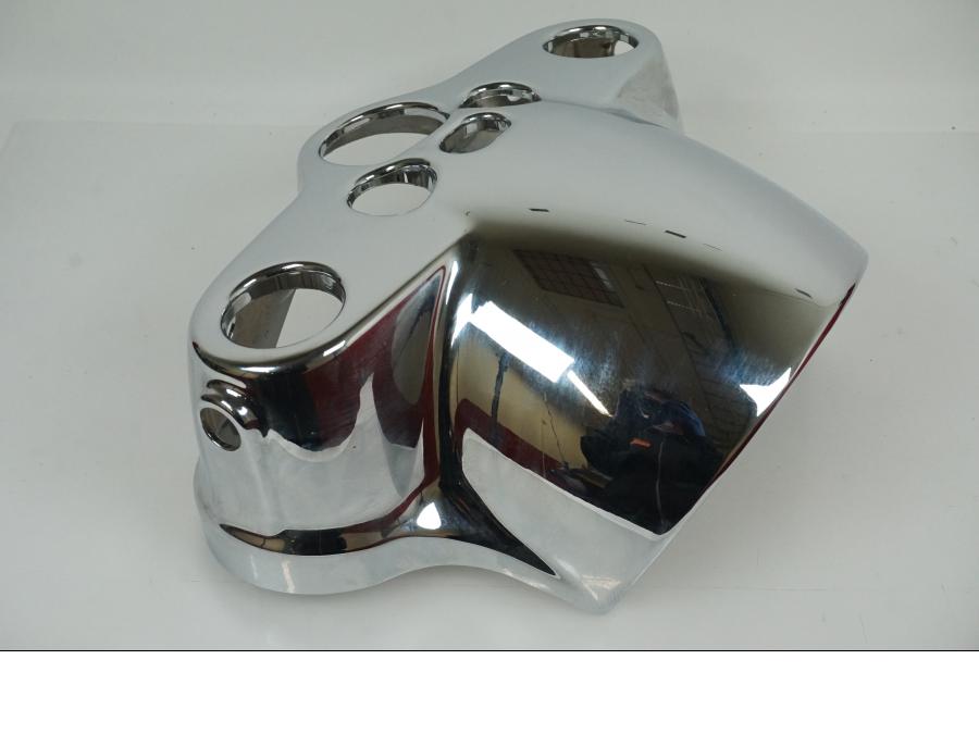 Framsidan på Strålkastarkåpa från en H-D FLS -2012 motorcykel.