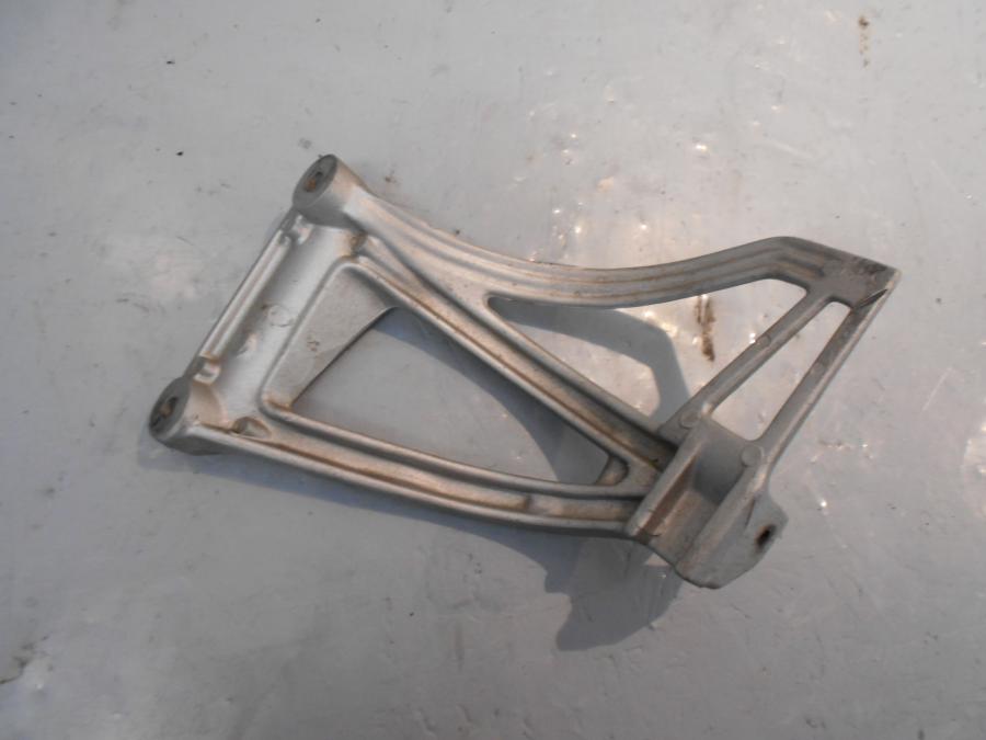 Baksidan på Fotpinnefäste från en Yamaha XTZ 750 -1994 motorcykel.