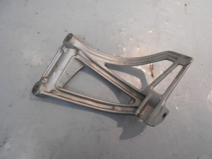 Baksidan på Fotpinnefäste från en Yamaha XTZ 750 -1994 motorcykel.