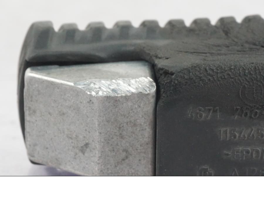 Snett nerifrån på Fotpinne från en BMW R 1200 GS -2005 motorcykel.