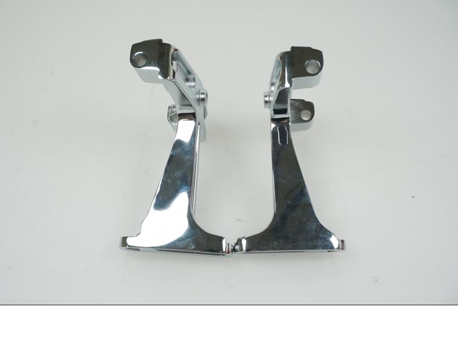 Snett uppifrån på Fotplattefäste från en H-D Harley diverse -2020 motorcykel.