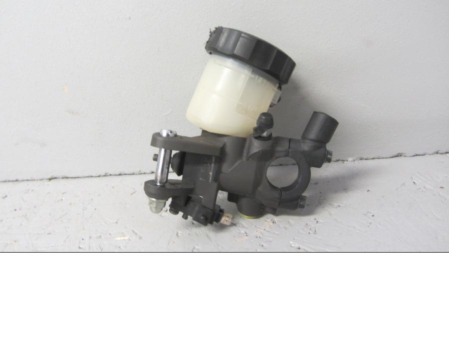 Baksidan på Bromshuvudcylinder från en Honda CB 1000 R -2010 motorcykel.