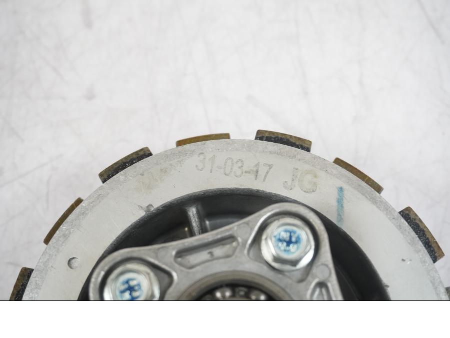 Vänster sida på Lameller från en KTM 125 Duke -2017 motorcykel.