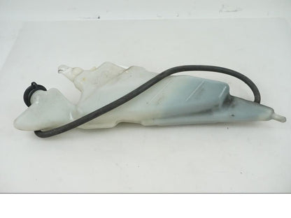 Höger sida på Vattenexpansionskärl från en Honda CBR 1000 -2005 motorcykel.