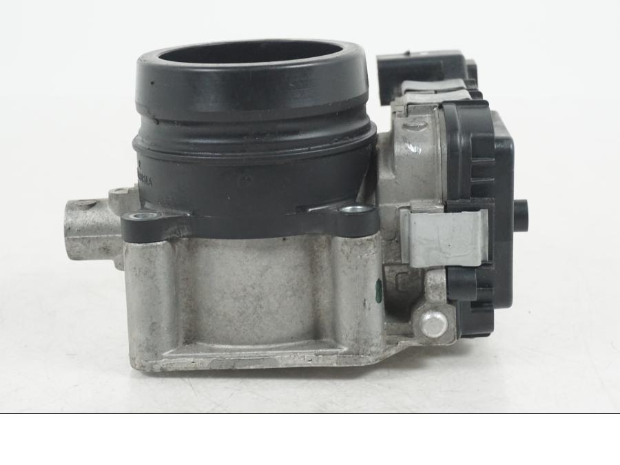 Höger sida på Spjällhus från en Ducati Hyperstrada -2013 motorcykel.