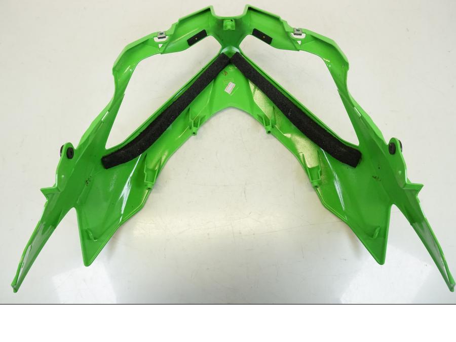 Snett nerifrån på Toppkåpa från en Kawasaki NINJA 400 -2020 motorcykel.