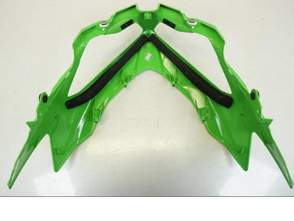 Snett nerifrån på Toppkåpa från en Kawasaki NINJA 400 -2020 motorcykel.