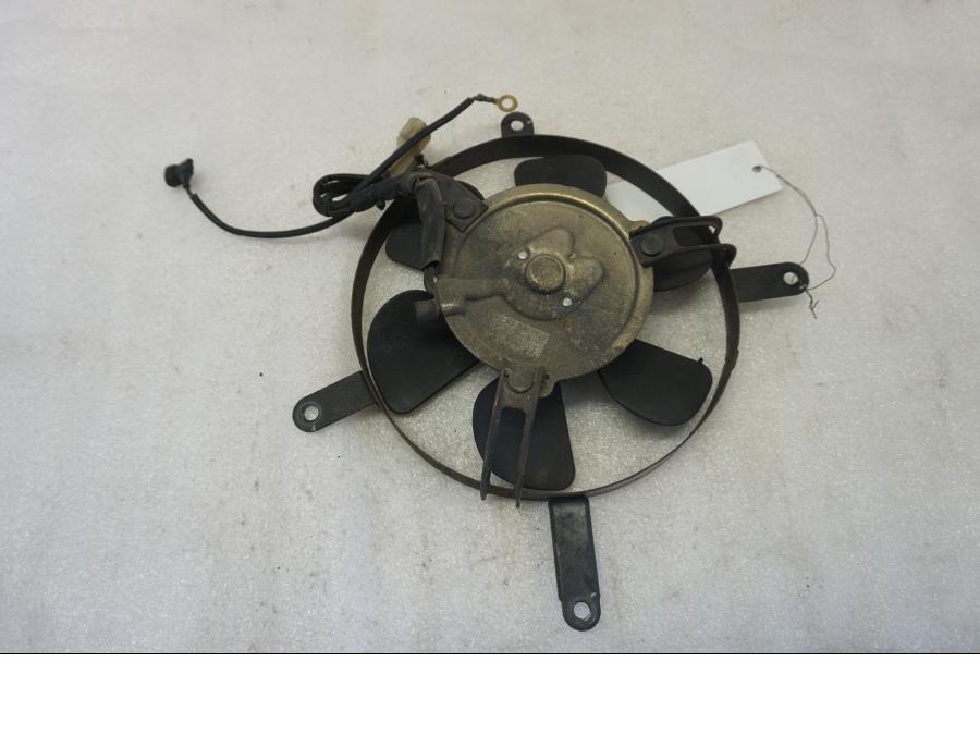 Framsidan på Vattenkylfläkt från en Honda CBR 1100 XX -1998 motorcykel.