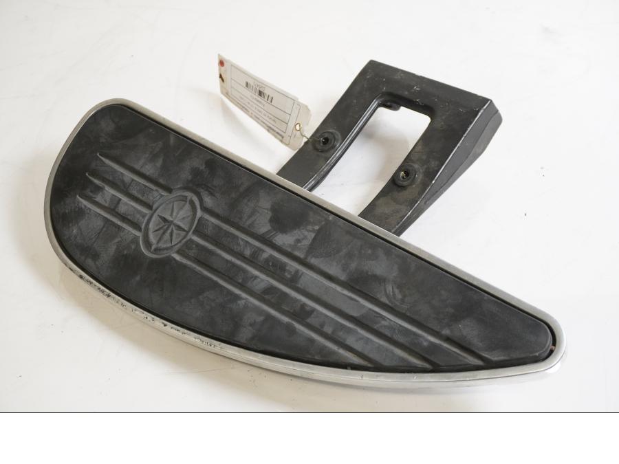 Framsidan på Fotplatta från en Yamaha XV 1900 -2007 motorcykel.