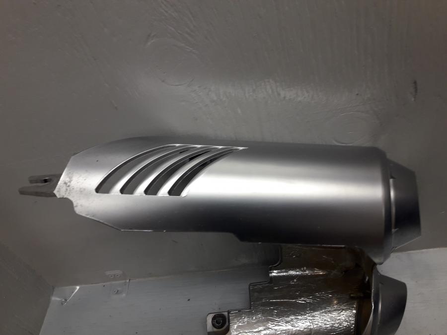 Höger sida på Ljuddämpardekor från en Yamaha FZ-6 -2004 motorcykel.