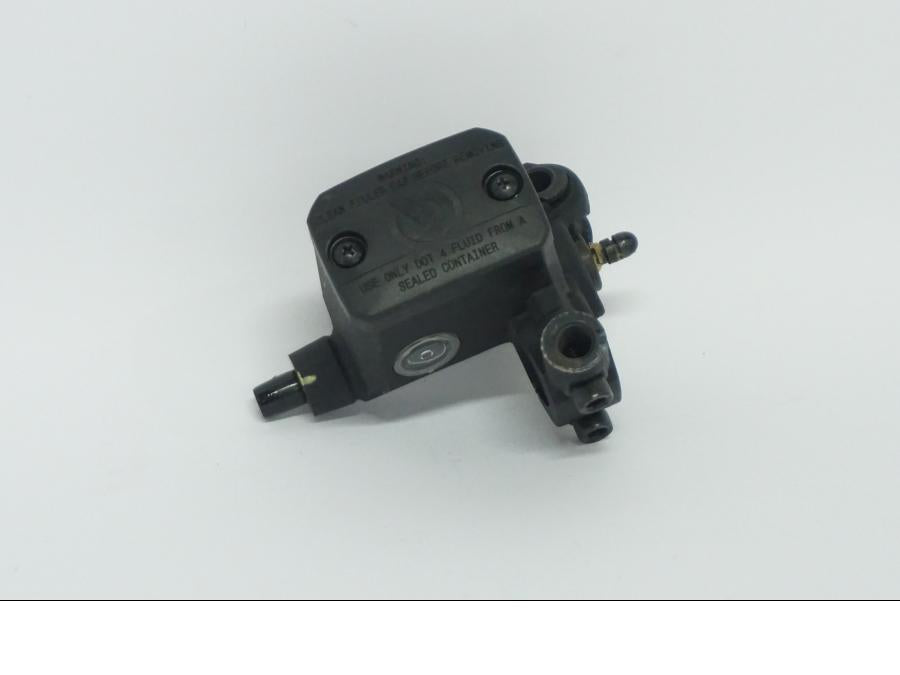 Framsidan på Bromshuvudcylinder från en Ducati Desert X -2022 motorcykel.