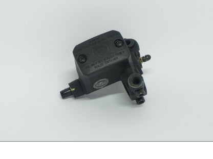 Framsidan på Bromshuvudcylinder från en Ducati Desert X -2022 motorcykel.