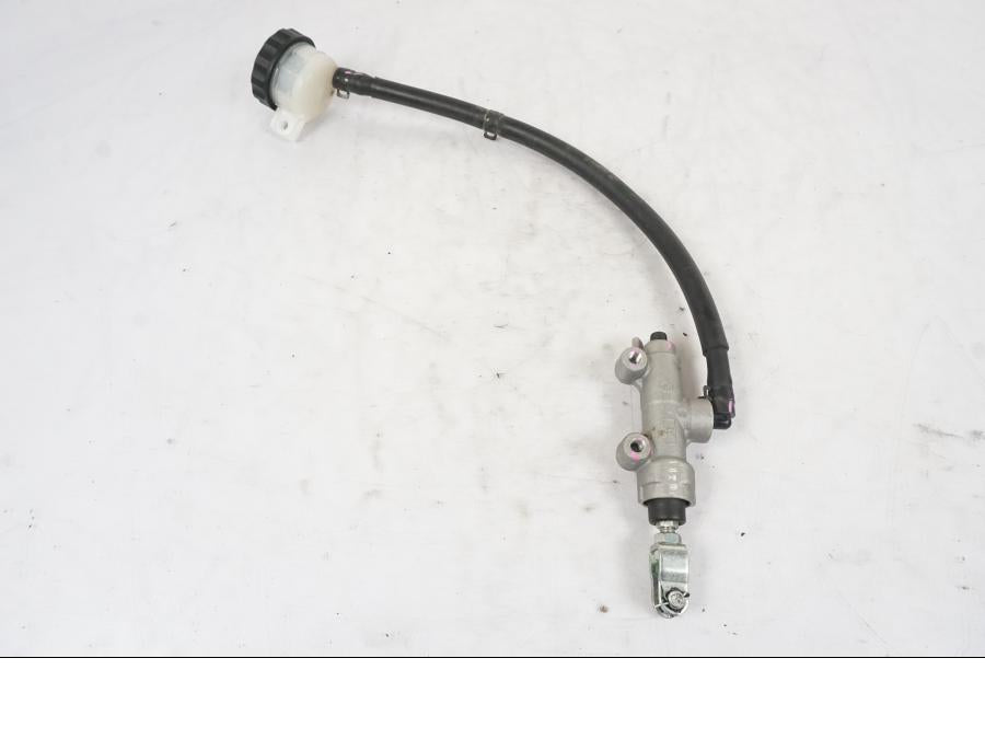 Framsidan på Bromshuvudcylinder från en Kawasaki ER-6N -2012 motorcykel.