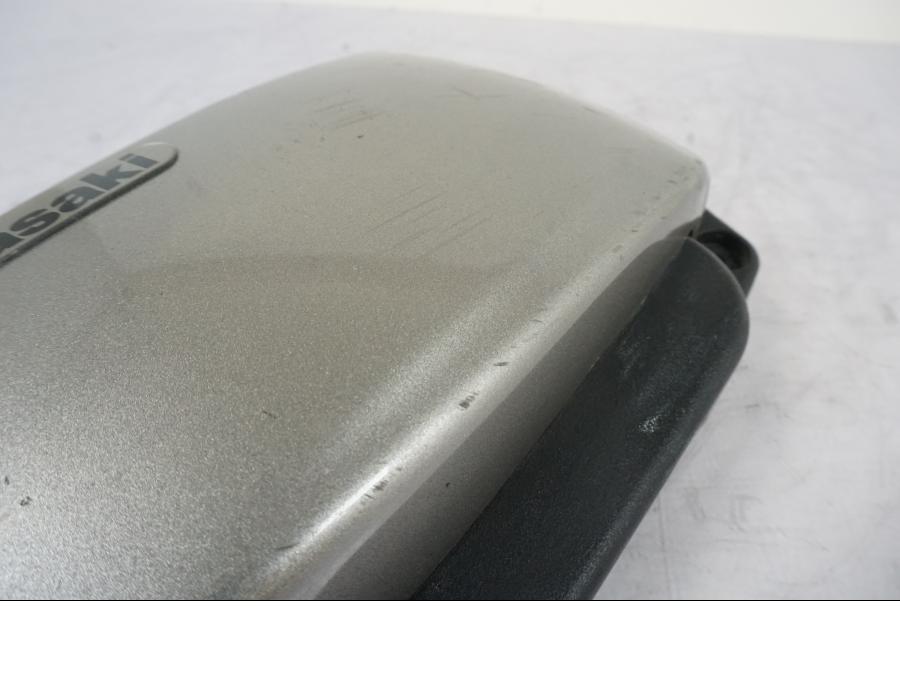 Snett nerifrån på Sidopanel från en Kawasaki VN 1500 -2003 motorcykel.