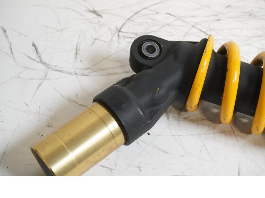 Baksidan på Stötdämpare från en Honda CBR 1000 RR -2004 motorcykel.