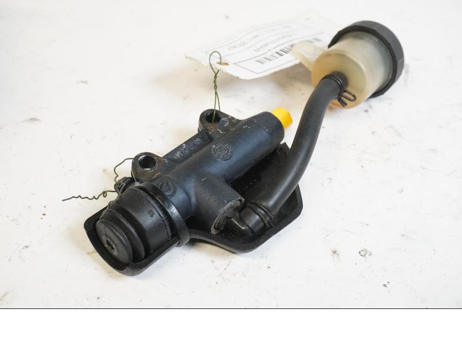 Framsidan på Bromshuvudcylinder från en KTM 625 Duke II -2002 motorcykel.