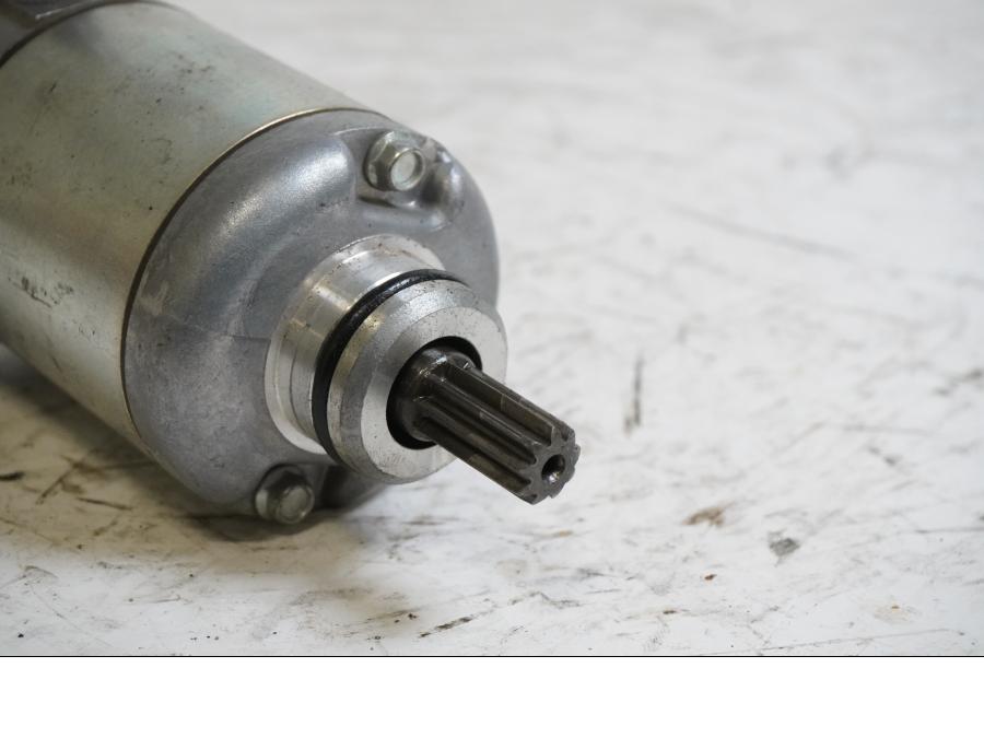 Baksidan på Startmotor från en Kawasaki ZZ-R 1400 -2010 motorcykel.