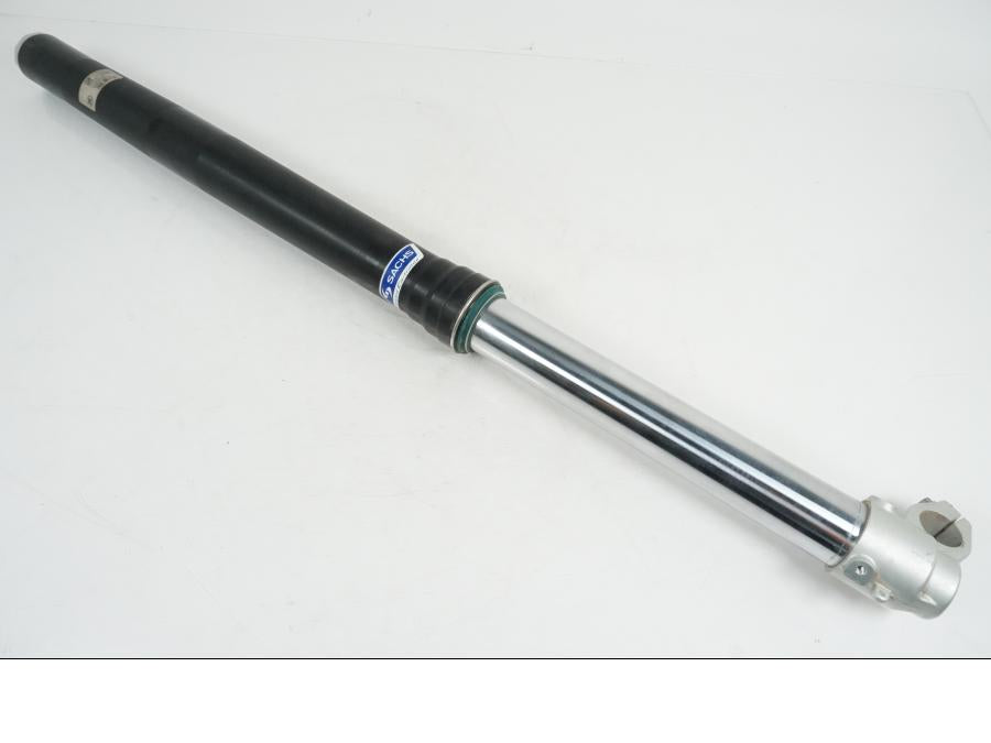 Framsidan på Gaffelben från en AJP PR7 -2021 motorcykel.