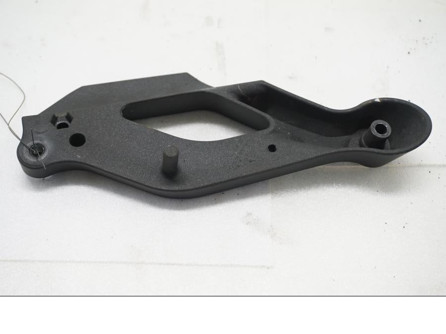 Baksidan på Strålkastarfäste från en Yamaha MT-03 -2007 motorcykel.