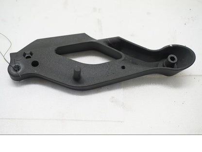 Baksidan på Strålkastarfäste från en Yamaha MT-03 -2007 motorcykel.