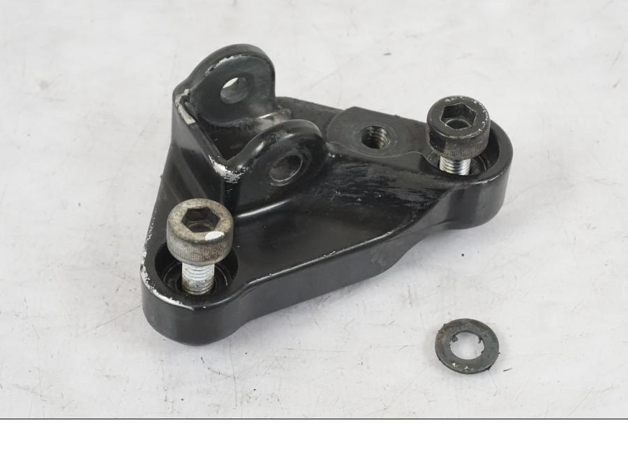 Framsidan på Fotpinnefäste från en Honda CB 750 -1996 motorcykel.