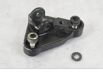 Framsidan på Fotpinnefäste från en Honda CB 750 -1996 motorcykel.