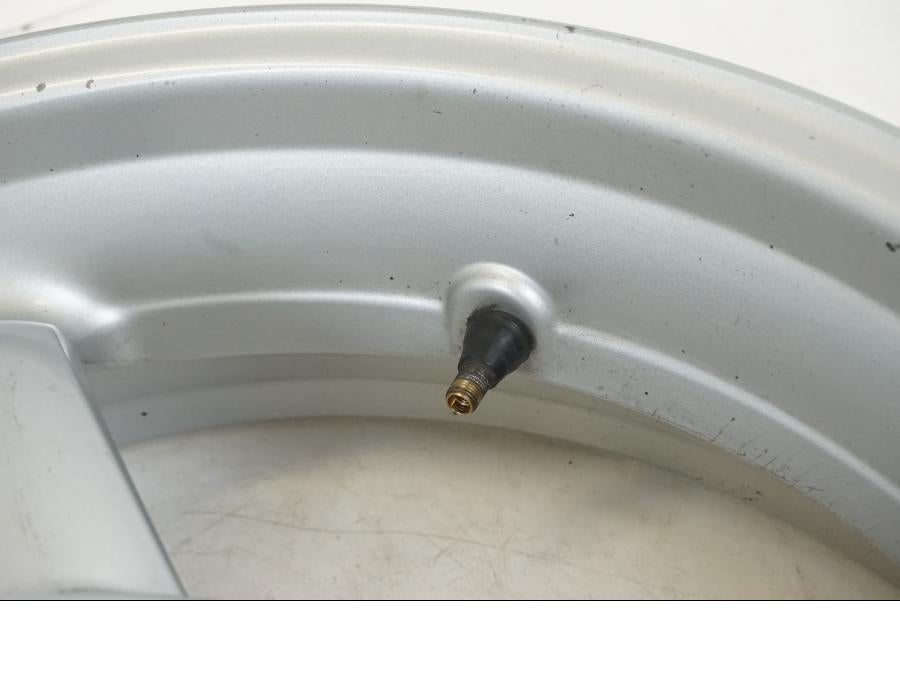 Snett nerifrån på Fälg från en BMW F 650 CS -2003 motorcykel.