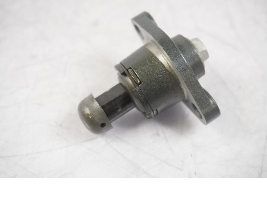 Baksidan på Kamkedjesträckare från en KTM 125 Duke -2017 motorcykel.