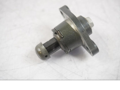 Baksidan på Kamkedjesträckare från en KTM 125 Duke -2017 motorcykel.