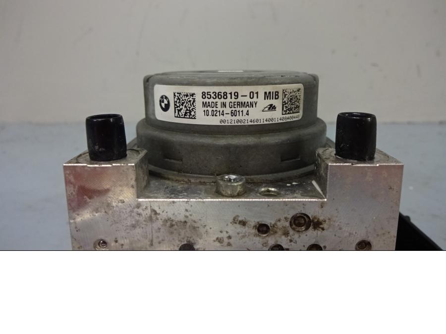 Baksidan på ABS Modulator från en BMW R 1200 GSA -2014 motorcykel.