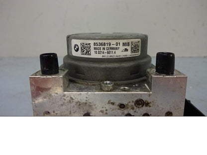 Baksidan på ABS Modulator från en BMW R 1200 GSA -2014 motorcykel.