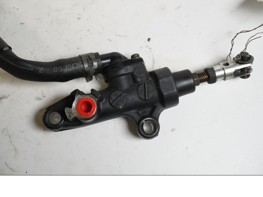 Baksidan på Bromshuvudcylinder från en Yamaha YZF R6 -1999 motorcykel.