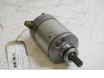 Framsidan på Startmotor från en Suzuki GSX-R 750 -2000 motorcykel.