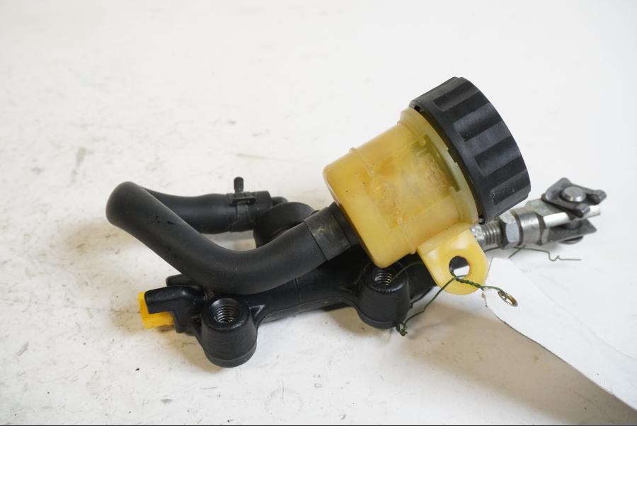 Framsidan på Bromshuvudcylinder från en Triumph Street Triple -2009 motorcykel.