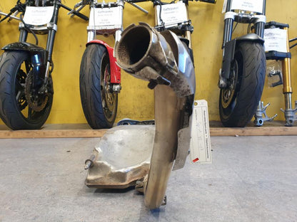 Snett uppifrån på Ljuddämpare från en Triumph Sprint ST -2007 motorcykel.