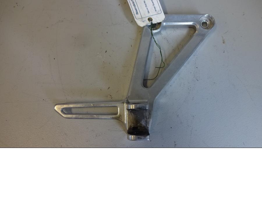 Framsidan på Fotpinnefäste från en Honda NX 250 -1990 motorcykel.