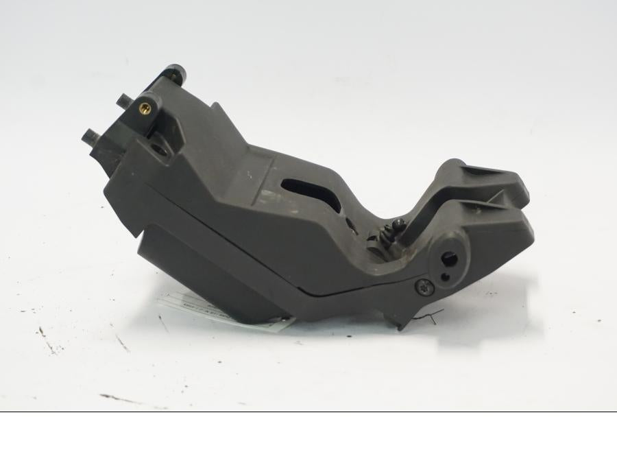 Snett uppifrån på Strålkastarfäste från en KTM 790 Duke -2018 motorcykel.