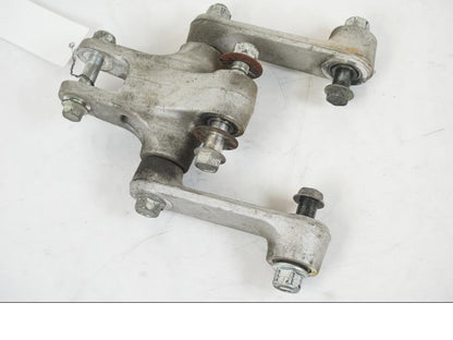 Framsidan på Stötdämparlänkage från en Suzuki VZR 1800 -2009 motorcykel.