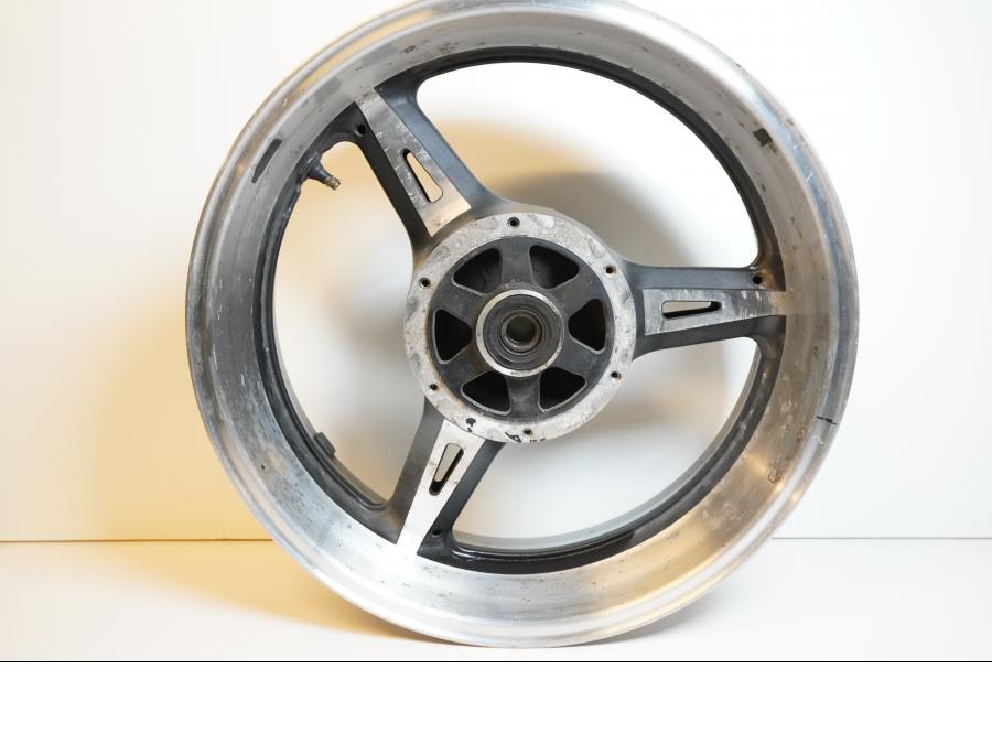 Snett nerifrån på Fälg från en Yamaha XV 1700 -2003 motorcykel.