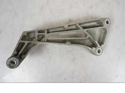 Snett nerifrån på Fotpinnefäste från en Honda VTR 1000 F -1997 motorcykel.