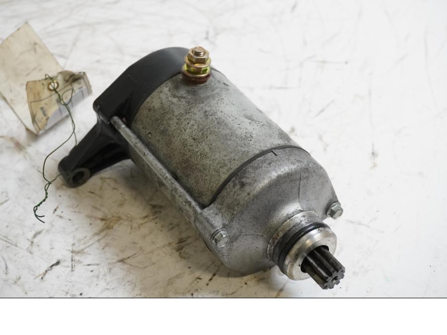 Framsidan på Startmotor från en Yamaha XJR 1300 -1999 motorcykel.