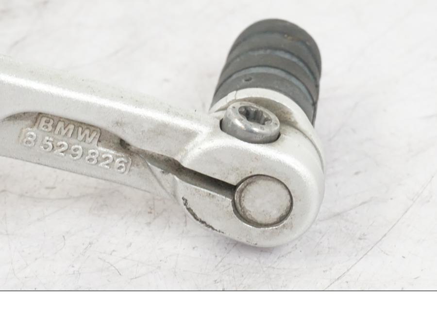 Snett nerifrån på Växelpedal från en BMW R 1250 GS -2019 motorcykel.