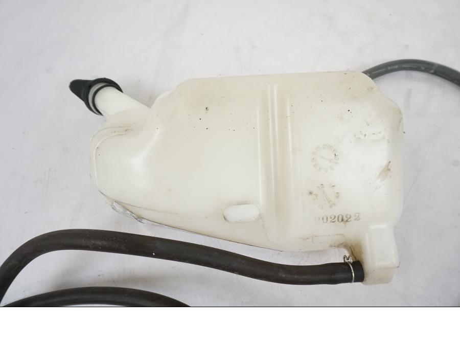 Höger sida på Vattenexpansionskärl från en Honda VFR 1200 -2010 motorcykel.